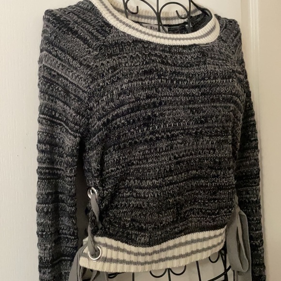Long sleeve crop sweater - Picture 2 of 4